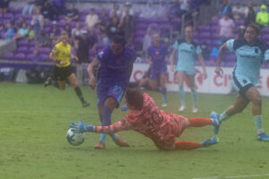 Marta tries to round Gotham's Ann-Katrin Berger.